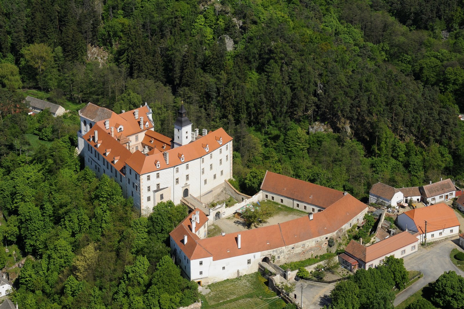 Jevišovice - Starý zámek a Předzámčí