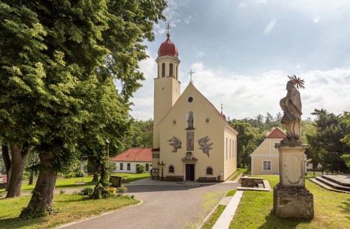 Hluboké Mašůvky - kostel Navštívení Panny Marie