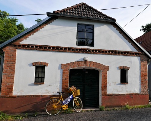 Otevřený sklep ve Vrbovci označuje žluté jízdní kolo