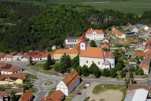 Jevišovice - kruhový objezd s informačním centrem