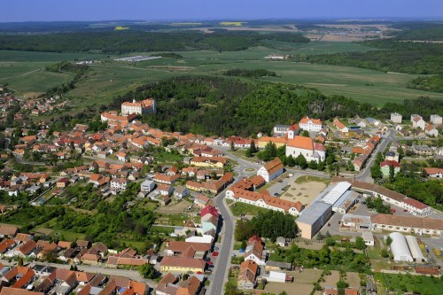 Jevišovice - kruhový objezd i zámek