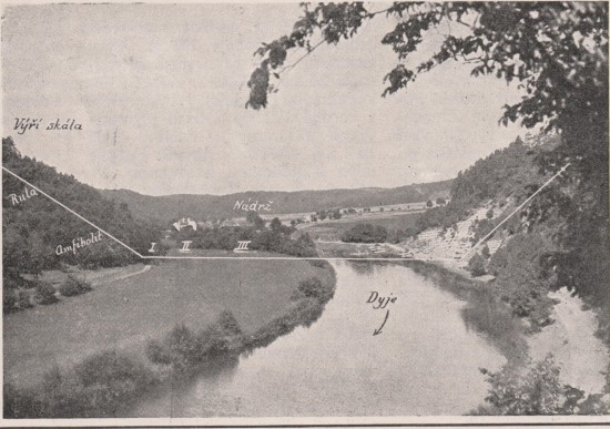 Fotografie z novin Český svět z roku 1924 ukazují údolí řeky Dyje s naznačeným plánovaným průběhem přehradní hráze. V pozadí Jelenův mlýn, který byl později přehradou zatopen.