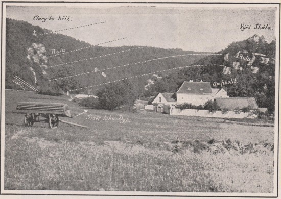 Fotografie z novin Český svět z roku 1924 ukazují údolí řeky Dyje s naznačeným plánovaným průběhem přehradní hráze. V pozadí Jelenův mlýn, který byl později přehradou zatopen.