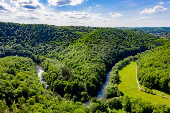 Lávka přes řeku Dyji za Zadními Hamry je jednou z původních visutých lávek na území dnešního Národního parku Podyjí, které postavila vojska pohraniční stráže. Dnes slouží pouze pěším turistům, cyklisté musí sesednout a přes lávku kolo vést. Krásný výhled na toto říční údolí se otevírá od Obelisku nad Ledovými slujemi.