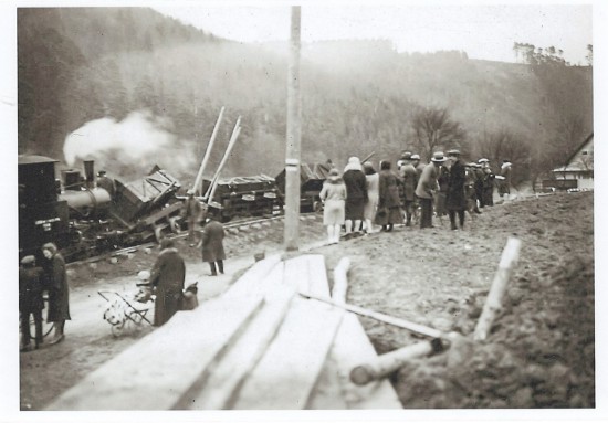 Dne 25. 3. 1930 vykolejil na železniční drážce parní vlak, resp. několik jeho výklopných vozíků, což okamžitě přivábilo řadu zvědavců. Když pak 1. 4. 1930 na staveniště dorazila ministerská návštěva, vše již bylo v naprostém pořádku.