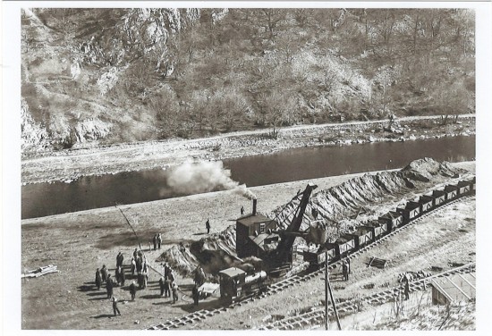 Dne 25. 3. 1930 vykolejil na železniční drážce parní vlak, resp. několik jeho výklopných vozíků, což okamžitě přivábilo řadu zvědavců. Když pak 1. 4. 1930 na staveniště dorazila ministerská návštěva, vše již bylo v naprostém pořádku.