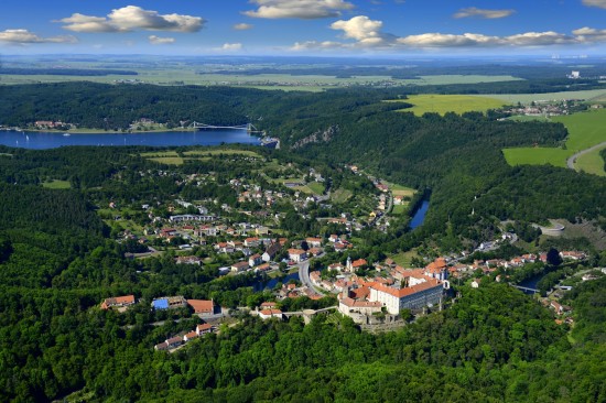 Městečko Vranov nad Dyjí s ikonickým zámkem na vedutě Ludwiga Czerného (litografie podle kresby Josefa Dorého, 60. léta 19. století, ze sbírek státního zámku Vranov nad Dyjí) a na současné panoramatické fotografii.