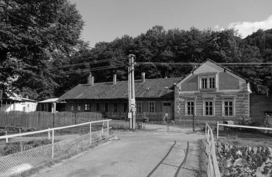 Roku 1893 založil pan Franz Hallamassek na břehu Dyje v části zvané Benátky továrnu na cement a betonové zboží, jako byl umělý kámen nebo náhrobní kameny. Od roku 1954 zde byla provozovna Okresního průmyslového podniku, a to stolařství, klempířství, sklenářství a natěračství, která úspěšně zásobovala celé Vranovsko. Po roce 1989 však objekt postupně chátral a upadal. Nový život mu až v posledních letech vdechl soukromý investor, který zde vybudoval krásný rodinný penzion s restaurací jménem 