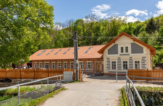 Roku 1893 založil pan Franz Hallamassek na břehu Dyje v části zvané Benátky továrnu na cement a betonové zboží, jako byl umělý kámen nebo náhrobní kameny. Od roku 1954 zde byla provozovna Okresního průmyslového podniku, a to stolařství, klempířství, sklenářství a natěračství, která úspěšně zásobovala celé Vranovsko. Po roce 1989 však objekt postupně chátral a upadal. Nový život mu až v posledních letech vdechl soukromý investor, který zde vybudoval krásný rodinný penzion s restaurací jménem 