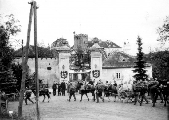 Dne 30. 9. 1938 přijímá Československo diktát Mnichovské dohody s účinností od 1. 10. 1938. Vranov i se zámkem se jako součást Sudet rázem staly součástí Hitlerovské Říše. Už 9. 10. 1938 dopoledne bylo městečko Vranov nad Dyjí obsazováno německým vojskem. Z Vranova uprchlo na 430 osob, zůstalo jen 12 českých rodin.