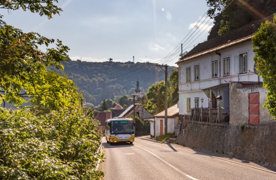 Autobusová doprava ve Vranově nad Dyjí v 60. letech minulého století a v současnosti.