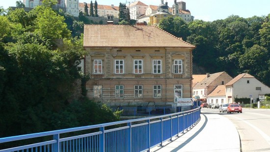 V domě u mostu provozovali manželé Viktor a Leopoldina Wittkovi od 30. let 20. století cukrárnu a kavárnu. Po 2. světové válce zde vedl cukrárnu pan František Veselý. V domě pak bývala provozovna družstva Vkus a také prodejna oděvů (srovnávací foto z roku 1932 a 2015).