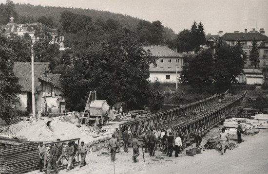 Fotografie z prosince roku 1967 zachycuje pohřební průvod pana Aloise Grunda, bývalého majitele místního mlýna. Jsou zde vidět oba Vranovské mosty vedle sebe: provizorní vlevo a železný obloukový vpravo, těsně před jeho odstraňováním, které začalo v lednu 1969.