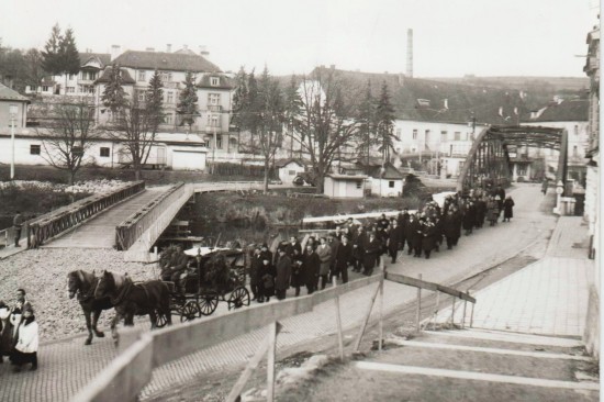 Fotografie z prosince roku 1967 zachycuje pohřební průvod pana Aloise Grunda, bývalého majitele místního mlýna. Jsou zde vidět oba Vranovské mosty vedle sebe: provizorní vlevo a železný obloukový vpravo, těsně před jeho odstraňováním, které začalo v lednu 1969.