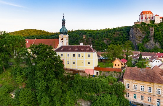 Dáma na fotopohlednici z roku 1911 mává šátkem pravděpodobně někomu na faře na protějším břehu pod Vranovským kostelem. Barokní faru nechal postavit Michal Heřman hrabě z Althanu na místě staršího objektu okolo roku 1720. Obnovy a rekonstrukce se dočkala roku 2017, kdy byla kompletně opravena střecha i fasáda. Vyhrála pak dokonce soutěž O nejlépe opravenou památku Jihomoravského kraje.