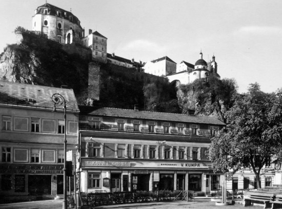 V domku vedle Hotelu Dyje (thedy U Růže = Zur Rose) měl Franz Kumpa, jeden z vydavatelů pohlednic Vranova, obchod se smíšeným zbožím. První snímek zachycuje tuto část Vranovského náměstí někdy po roce 1900, druhý po roce 1930. V roce 1951 bylo v této budově otevřeno Zdravotní středisko.