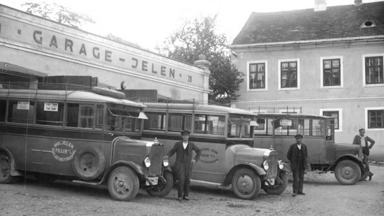 Roku 1927 investoval mlynář Inocenc Jelen peníze získané jako odškodné za zatopení jeho Jelenova mlýna do výstavby reprezentativní vily v centru Vranova nad Dyjí. Mlynářství pověsil na hřebík a začal se věnovat autokarové dopravě. Jeho na svou dobu velmi moderní autobusy vozily návštěvníky po letovisku známém jako 