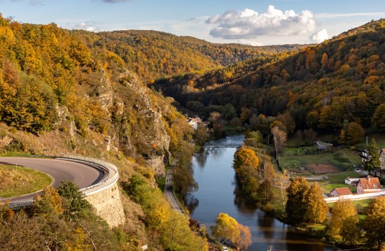 Na levém břehu řeky Dyje, pod zatáčkami Vranovských serpentin, končí Přední Hamry a v dáli pod skalami začínají Zadní Hamry. Drobné domky přímo pod skálou musely být v 50. letech 20. století postupně ubourány, protože se stávalo, že se na ně shora zřítily kameny. Mohutné skály, tzv. Hamerské vrásy, jsou významnou geologickou lokalitou a přírodní památkou, která je dnes součástí Národního parku Podyjí (srovnávací fotografie ze 30. let 20. století a ze současnosti).