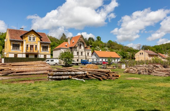 Havlíčkovo nábřeží podél pravého břehu řeky vedoucí směrem k přehradní hrázi dodnes lemují zajímavé a architektonicky cenné stavby (dobové foto z roku 1922). První zleva je vila 