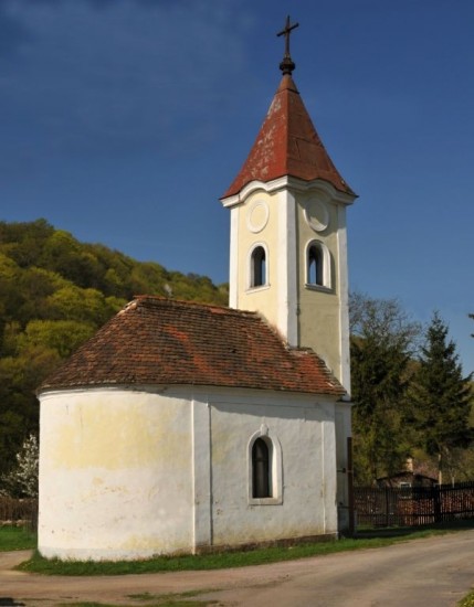 Ve Vranově nad Dyjí, v místní části Zadní Hamry, stojí na malém prostranství mezi domy a zahradami klasicistní kaple sv. Heleny. Byla postavena roku 1815 na popud hraběnky Heleny Mniszkové a vysvěcena roku 1816. Roku 1899 prošla přestavbou a malá zvonička byla nahrazena věží. 