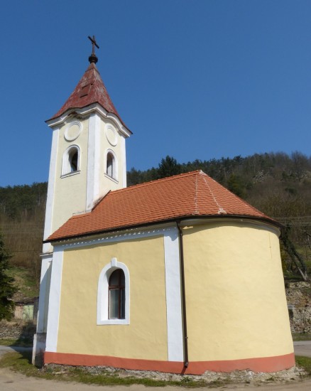 Ve Vranově nad Dyjí, v místní části Zadní Hamry, stojí na malém prostranství mezi domy a zahradami klasicistní kaple sv. Heleny. Byla postavena roku 1815 na popud hraběnky Heleny Mniszkové a vysvěcena roku 1816. Roku 1899 prošla přestavbou a malá zvonička byla nahrazena věží. 