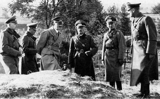 Dne 26. 10. 1938 projížděl Adolf Hitler Vranovem poté, co si prohlédl Vranovskou přehradu a vojenské opevnění. Osobně se tak přesvědčil o jeho pevnosti a výmečných obranných schopnostech. Vranov byl obsazen německými vojsky už 9. 10. 1938, tedy jen 9 dnů od vyhlášení Mnichovské dohody. Počátkem října 1938 jeden z německých okupandů pořídil snímek s Vranovským zámkem a vojáky wehrmachtu pózujícími mezi československými protipěchotními zátarasy.