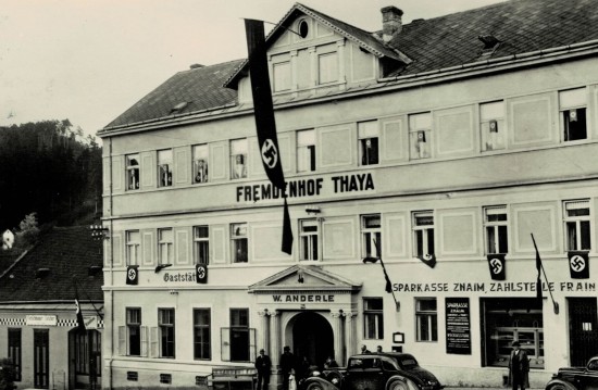 Hotel Thaya na náměstí (foto z roku 1939). Tehdejší majitel nabízel návštěvníkům 