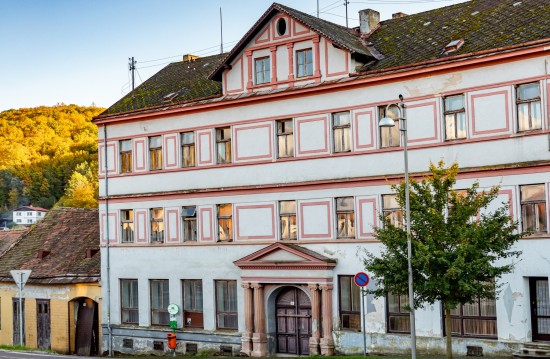 Hotel Thaya na náměstí (foto z roku 1939). Tehdejší majitel nabízel návštěvníkům 