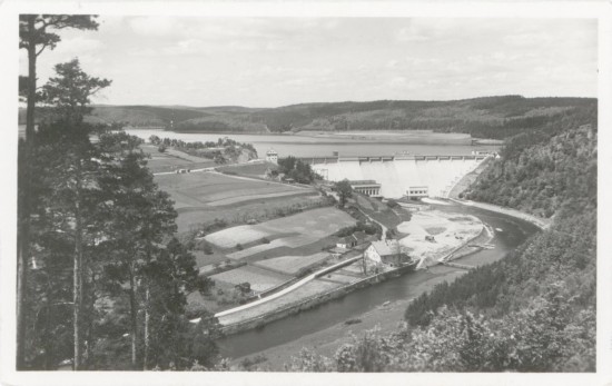 Dokončená hráz v roce 1933 působila monumentálním dojmem. V popředí je tzv. Střední mlýn, kterému Vranovská přehrada doslova vzala 