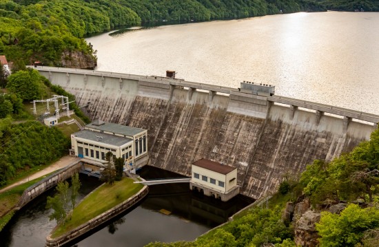 Železobetonová přehradní hráz je v koruně dlouhá 290 m a 53 m vysoká. Šířka u paty hráze dosahuje 41 m a v koruně, po níž vede silnice, je 7 m. Její výstavba probíhala v letech 1930-1933.