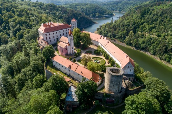 Dnes se hrad Bítov zrcadlí ve vodách Vranovské přehrady a patří k nejnavštěvovanějším turistickým cílům celého regionu.