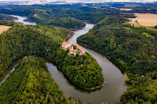 Dnes se hrad Bítov zrcadlí ve vodách Vranovské přehrady a patří k nejnavštěvovanějším turistickým cílům celého regionu.