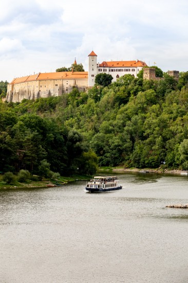 Romantické plavby po hladině Vranovské přehrady až pod hrad Bítov lákaly turisty v minulosti a lákají i dnes.