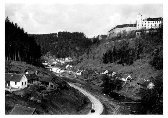 Středověký hrad Bítov, jeden z nejstarších zeměpanských hradů na moravsko-rakouském pomezí, se tyčil na vysoké skále nad starobylou obcí Bítov usazenou těsně u řeky Dyje dole v podhradí. Tu ve 30. letech 20. století zaplavily vody Vranovské přehrady.