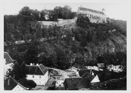 Středověký hrad Bítov, jeden z nejstarších zeměpanských hradů na moravsko-rakouském pomezí, se tyčil na vysoké skále nad starobylou obcí Bítov usazenou těsně u řeky Dyje dole v podhradí. Tu ve 30. letech 20. století zaplavily vody Vranovské přehrady.