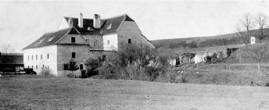 Jelenův mlýn před rokem 1932, kdy zmizel při budování Vranovské přehrady. Vpravo nahoře ve stráni je zachycena kaplička Panny Marie Třídubské, která byla zachráněna a přemístěna na nové místo přímo v městečku Vranov nad Dyjí .