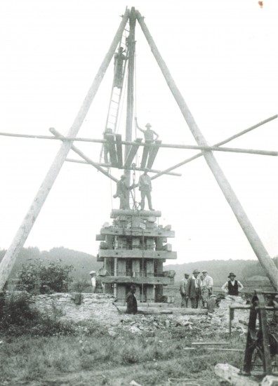 Kaplička Panny Marie Třídubské stojící v údolí Dyje u Jelenova mlýna byla před jeho zatopením zachráněna a roku 1932 přestěhována na nové místo v městečku Vranov nad Dyjí. Při opravě kaple v roce 2013 bylo nalezeno torzo pamětní listiny se zachovaným textem: 