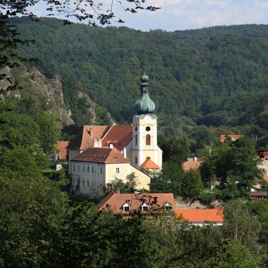 Během let 2009–2010 probíhala ve vranovském farním kotele Nanebevzetí Panny Marie rozsáhlá rekonstrukce interiéru, která potvrdila, že jde původně o románskou stavbu (kromě věže vystavěné až v baroku). Během rekonstrukce byla také objevena krypta a kosterní pozůstatky pod podlahou kostela i zbytky románských fresek. 