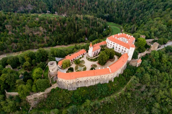 První letecké snímky hradu Bítov byly pořizovány pro účely průzkumu krajiny a mapování rozsahu budoucího zatopení staré obce Bítov v jeho podhradí. Dnes už jsou pro nás letecké a dronové snímky naprostou samozřejmostí.