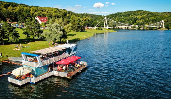 V letech 1981–1992 sloužila na Vranovské přehradě jako přívoz přes Švýcarskou zátoku otevřená loď. V roce 1993 ji nahradila Bílá lávka a loď s původním názvem „Znojmo“ přes dvě desetiletí chátrala. Až originální podnikatelský záměr oživil v roce 2013 zrezivělý skelet lodi a přeměnil ho v hudební bar na vodě jménem 