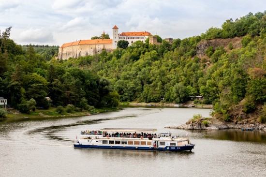 Lodní doprava spojuje hráz Vranovské přehrady a přístaviště pod hradem Bítov – v minulosti i současnosti.