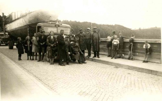 Transporty lodí na Vranovskou přehradu vždy poutaly pozornost diváků i fotografů.