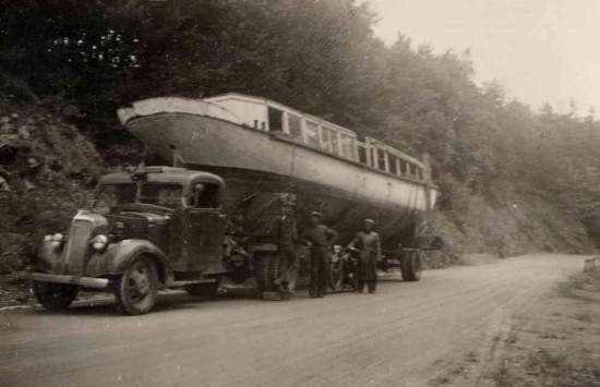 Transporty lodí na Vranovskou přehradu vždy poutaly pozornost diváků i fotografů.