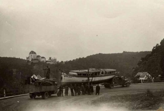 Transporty lodí na Vranovskou přehradu vždy poutaly pozornost diváků i fotografů.