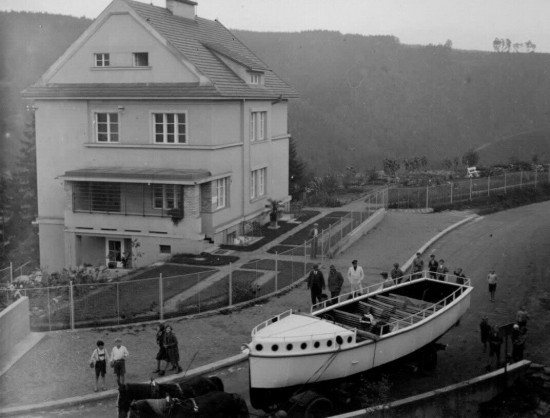 Transporty lodí na Vranovskou přehradu vždy poutaly pozornost diváků i fotografů.