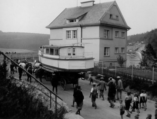 Transporty lodí na Vranovskou přehradu vždy poutaly pozornost diváků i fotografů.