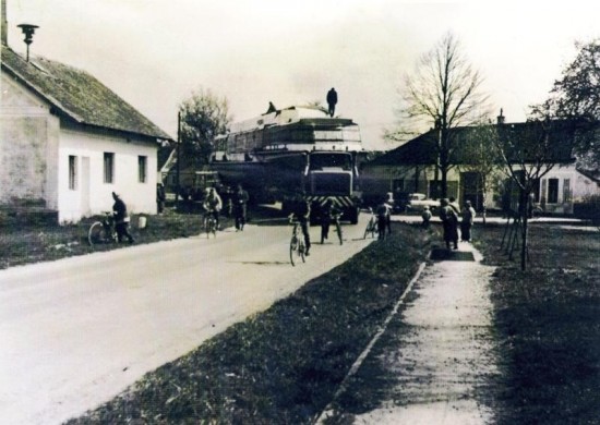 Transporty lodí na Vranovskou přehradu vždy poutaly pozornost diváků i fotografů.