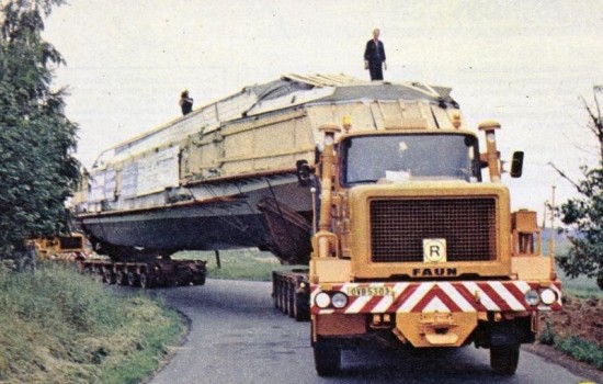 Transporty lodí na Vranovskou přehradu vždy poutaly pozornost diváků i fotografů.