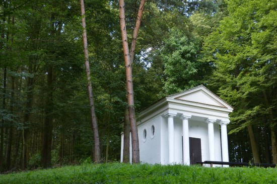 Kaple Panny Marie Ochranitelky (dříve Maria Schutz) v lese za tzv. Hraběnčinou loukou, byla původně založena v 90. letech 18. století vlastníkem panství Josefem Hilgartnerem jako chrámek zasvěcený antické bohyni Dianě. Někdy po roce 1807 nechala hraběnka Helena z Mniszku, manželka nového majitele panství, z interiéru odstranit původní sochy a stavbu přeměnila v kapli. V současnosti je památka opravena a každoročně na podzim u příležitosti zahájení lovecké sezóny se zde koná slavnostní Svatohubertská mše (pohlednice z roku 1929 a srovnávací fotografie z roku 2014).