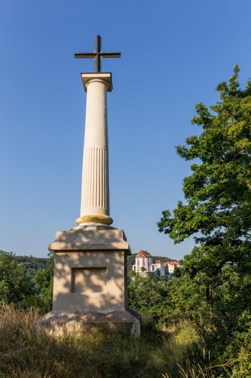 Mniszkův kříž umístěný na tzv. Křížovém vrchu nad vranovským kostelem byl postaven hraběnkou Helenou z Mniszku někdy po roce 1846. Stojí v místě, kam její zesnulý manžel Stanislav rád chodíval a odkud obdivoval Vranovský zámek a okolní přírodní scenérii. Na litinové desce ve zděné podnoži kříže je polsko-německý nápis: 